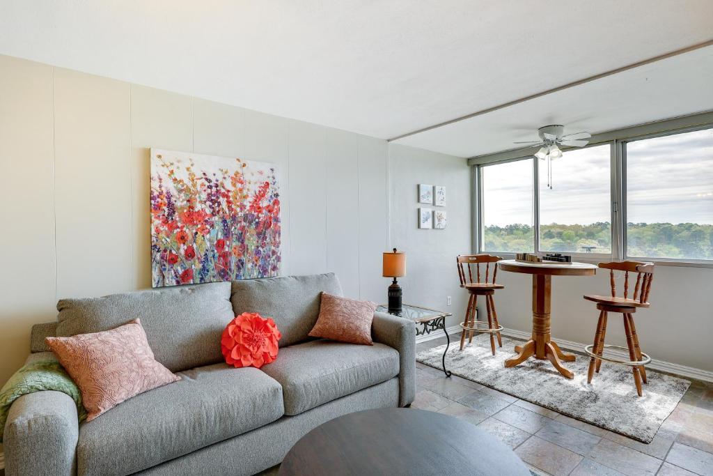 Istumisnurk majutusasutuses Rorys Roost Hot Springs Condo on Lake Hamilton!