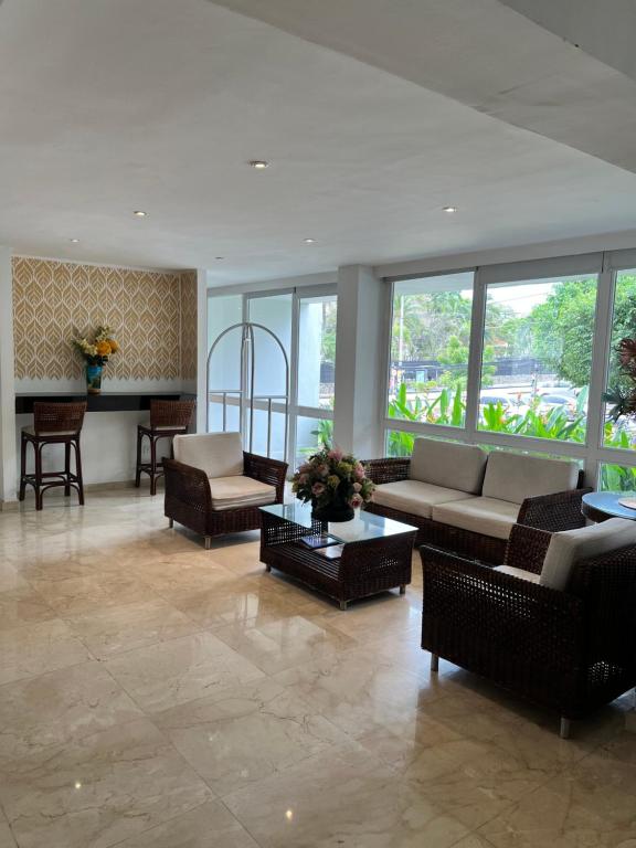 Uma área de estar em Vallclaire Suites