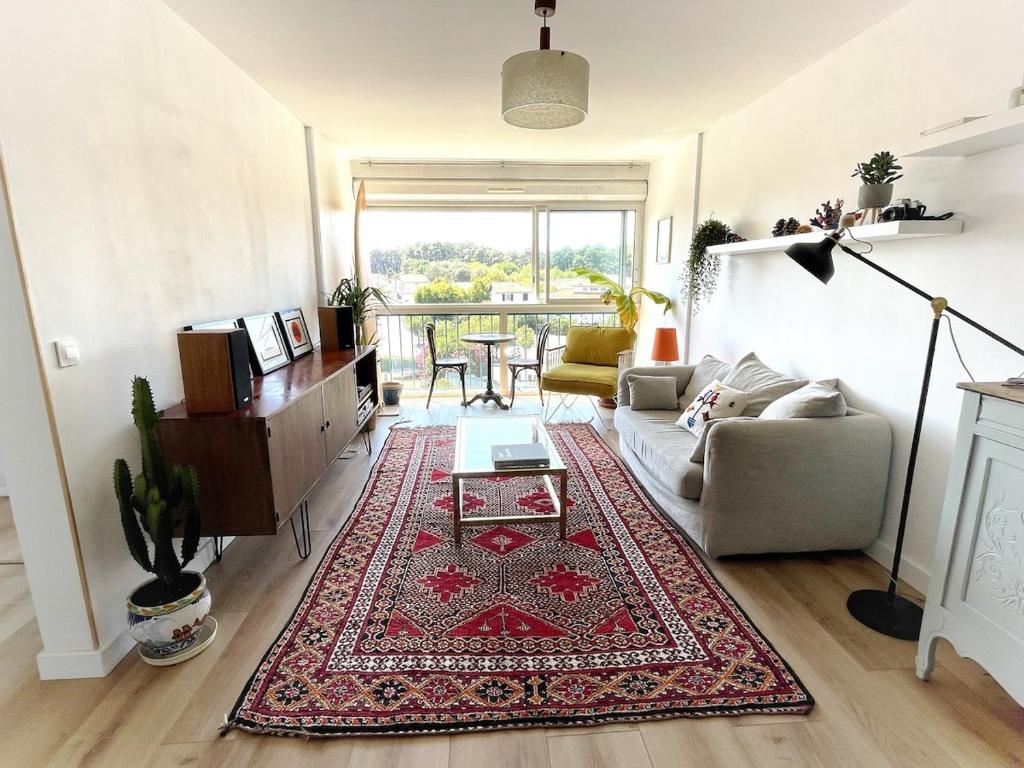 un salon avec un canapé et un tapis dans l'établissement Charming 3 bedroom with stunning views 5 minutes from the beaches, à Anglet