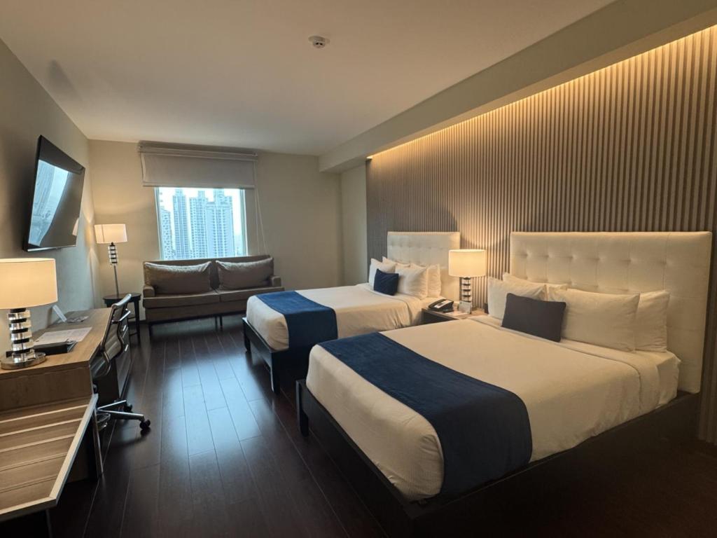 Postel nebo postele na pokoji v ubytování Ramada Plaza by Wyndham Panama Punta Pacifica