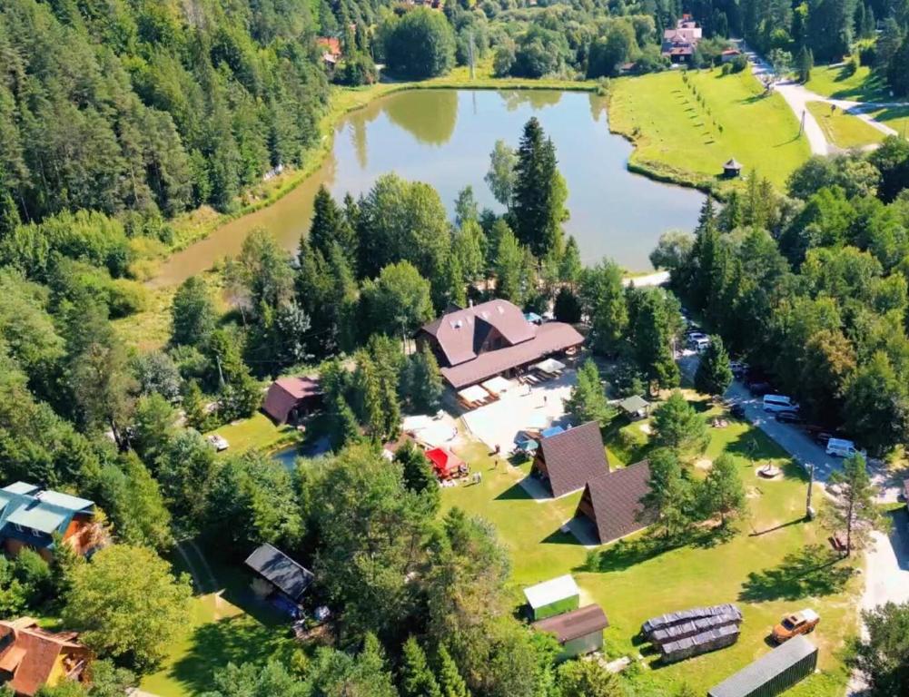 Spišské VlachyにあるSabinka pri jazereの湖のそばにあるロッジの航空写真