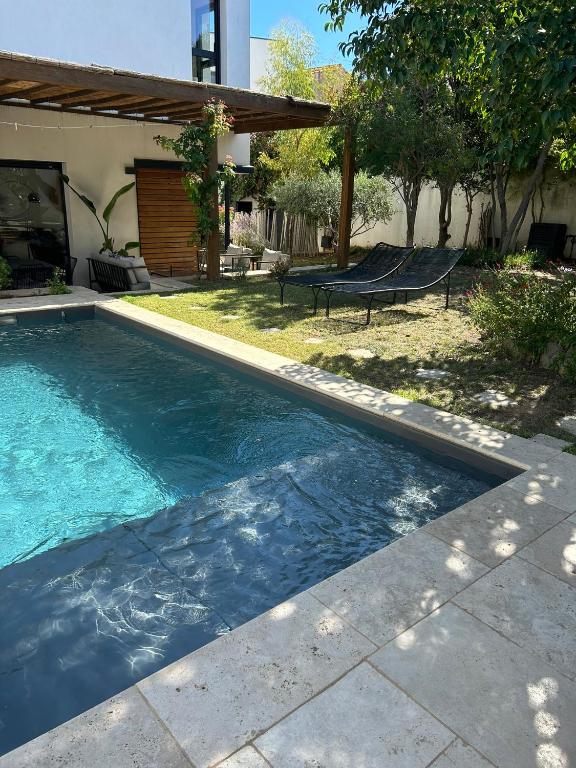une piscine dans l'arrière-cour d'une maison dans l'établissement Maison d'architecte avec piscine au centre-ville, à Marseillan