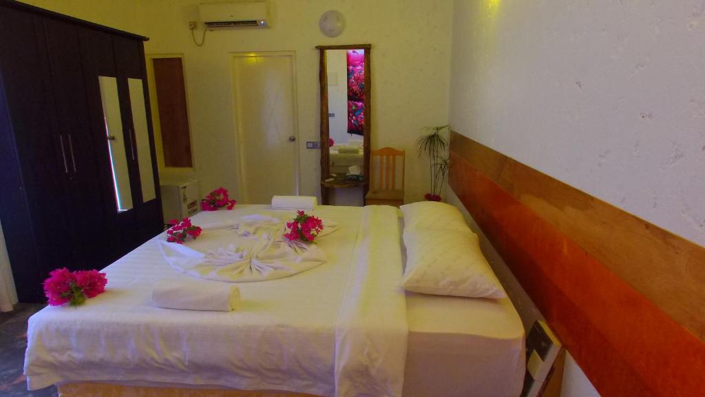 Postel nebo postele na pokoji v ubytování Rasdhoo Island Inn Beachfront