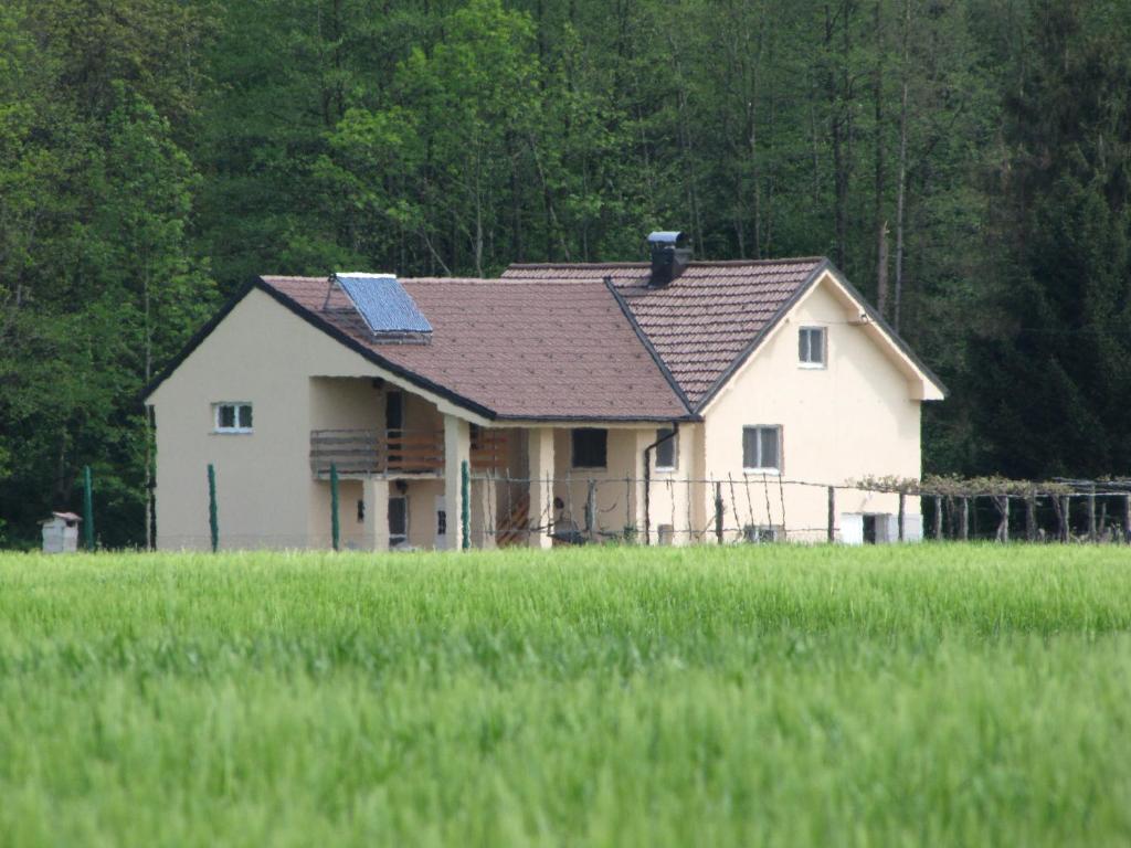 Casa blanca con techo y campo en Atera en Banovci