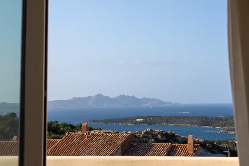 - une vue sur l'eau depuis une fenêtre dans l'établissement Incantevole Appartamento a Porto Cervo, à Liscia di Vacca
