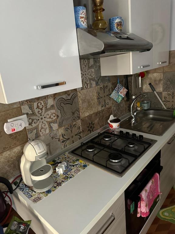 Kuchyňa alebo kuchynka v ubytovaní Cottage Gole Alcantara Pafumi