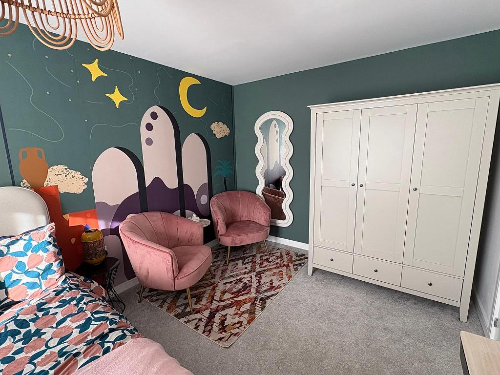 MenstonにあるWest Yorkshire Wonderlandのピンクの椅子と壁画のある寝室