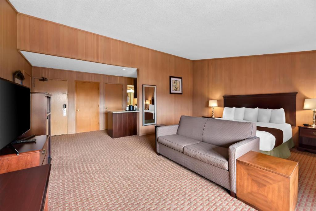 TV a/nebo společenská místnost v ubytování Best Western Chieftain Inn