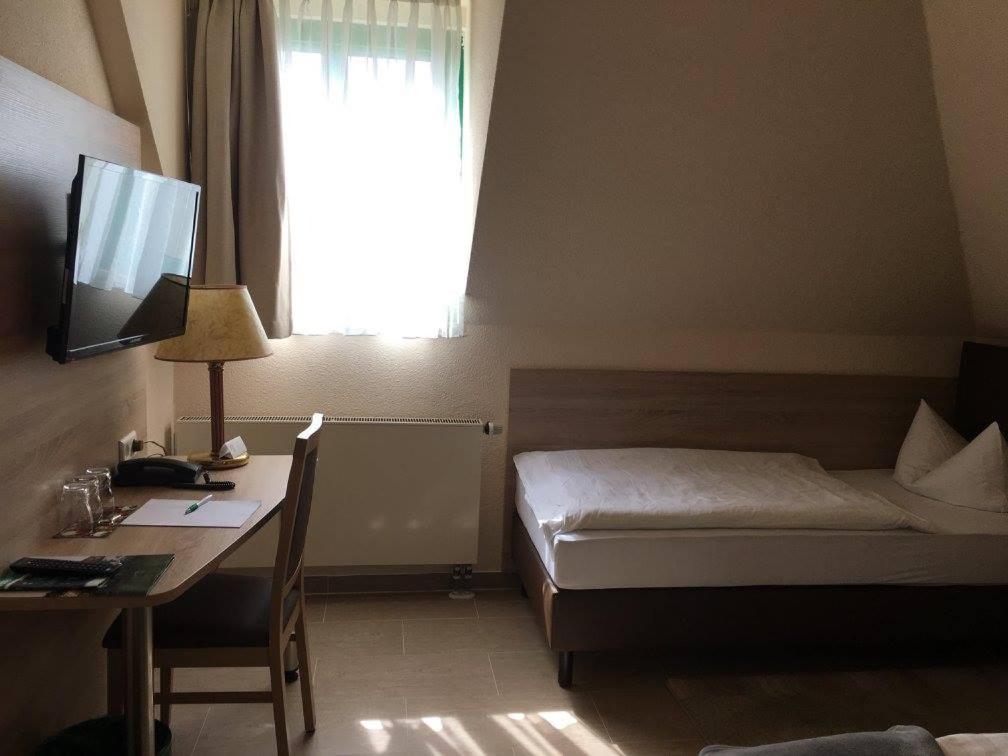 Postel nebo postele na pokoji v ubytování Hotel Landsberg