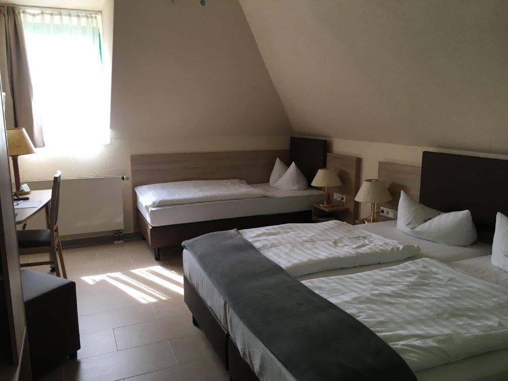 Postel nebo postele na pokoji v ubytování Hotel Landsberg