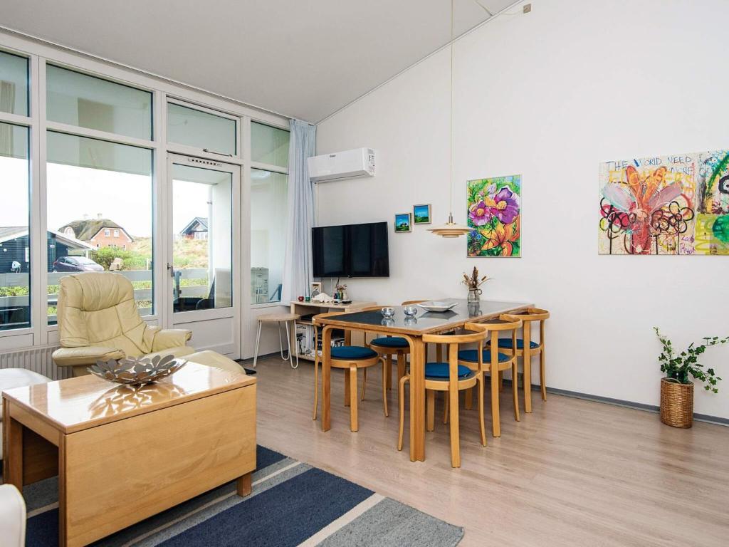 Et tv og/eller underholdning på Cozy Retreat in Sondervig - By Traum Ferienwohnungen