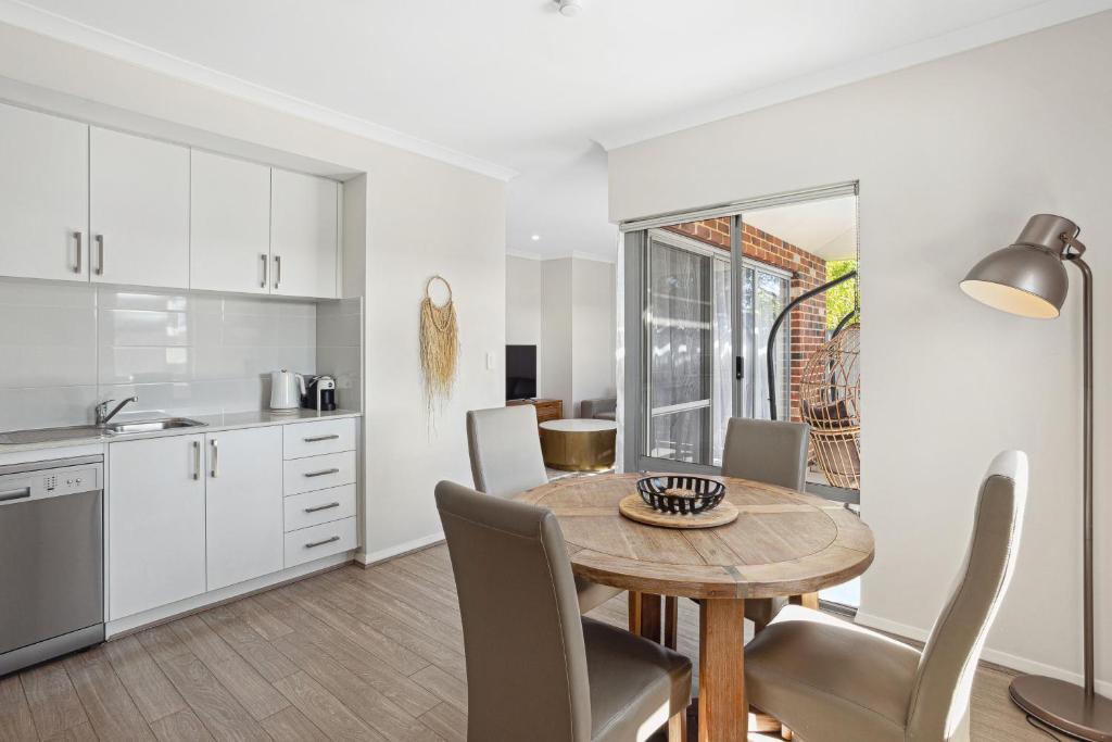 Kuchyň nebo kuchyňský kout v ubytování Tranquil Tree Views 2 Bedroom 2 Bathroom Apartment