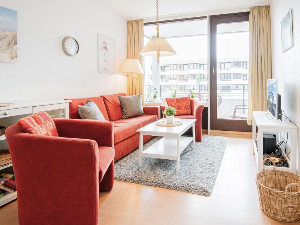 ein Wohnzimmer mit Sofa und Tisch in der Unterkunft Haus Meeresblick Wohnung 24 in Kellenhusen