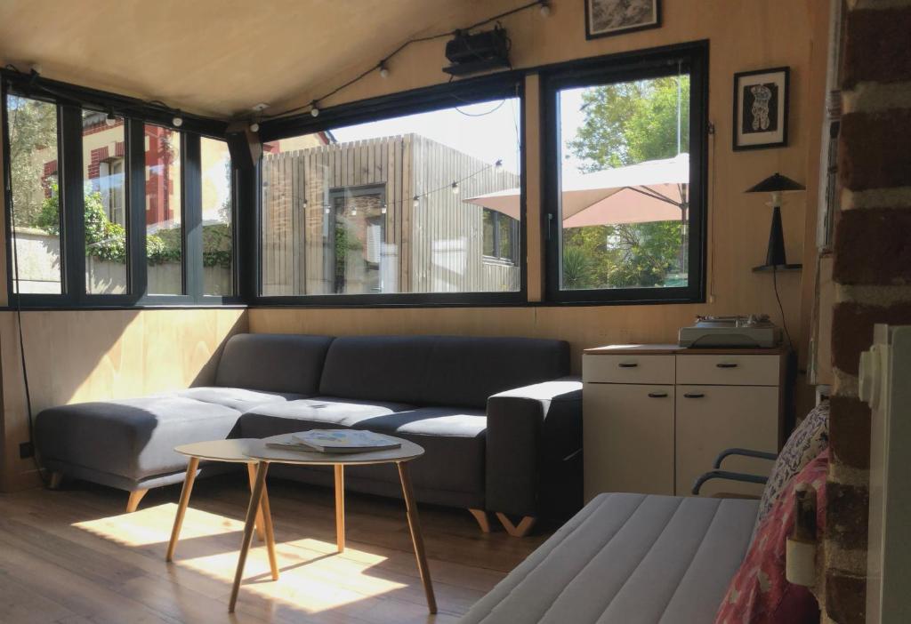 un salon avec un canapé et une table dans l'établissement Maison arty au charme unique - Proche Mail François Mitterrand, à Rennes