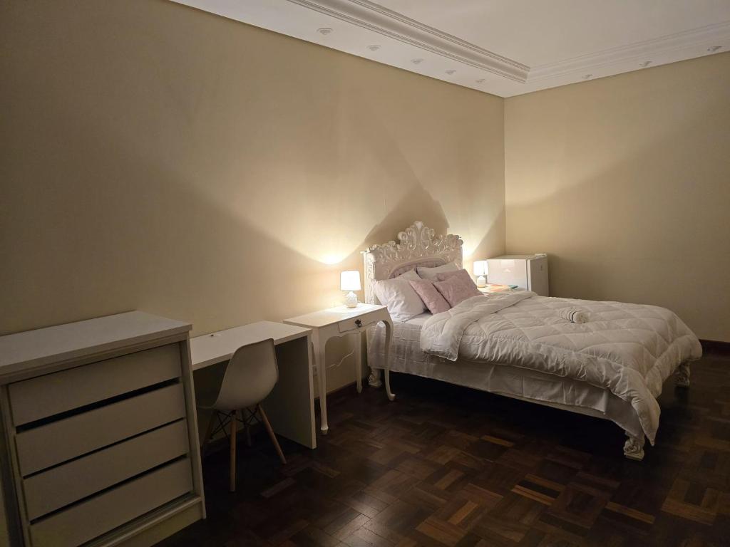 Postel nebo postele na pokoji v ubytování Hospedagem Central CWB
