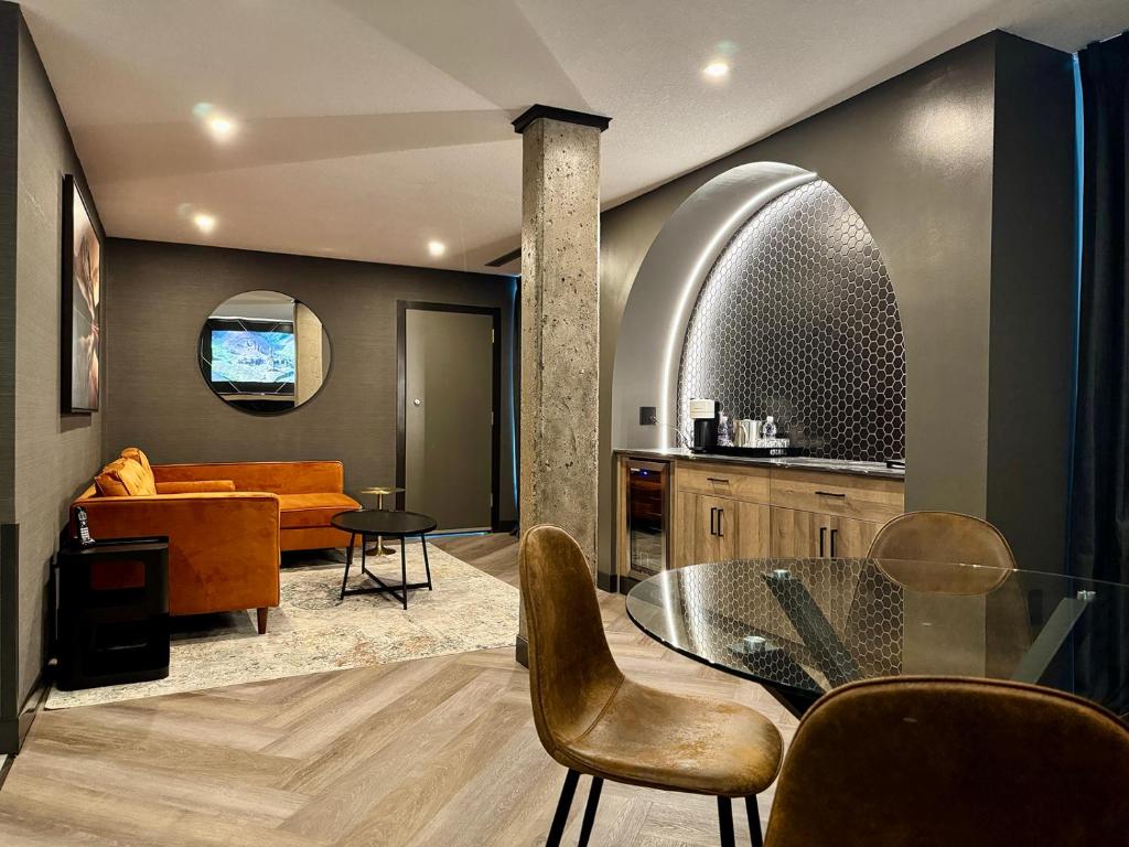 una sala de estar con una mesa y un sofá en Carriage House Hotel and Conference Centre, en Calgary