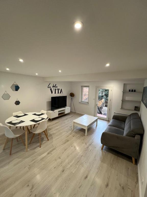 un salon avec un canapé et une table dans l'établissement La dolce vita, à Albi