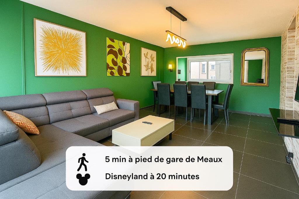 un salon avec un canapé et une table dans l'établissement Anh K - TiamConciergerie - DISNEY - Meaux Centre, à Meaux