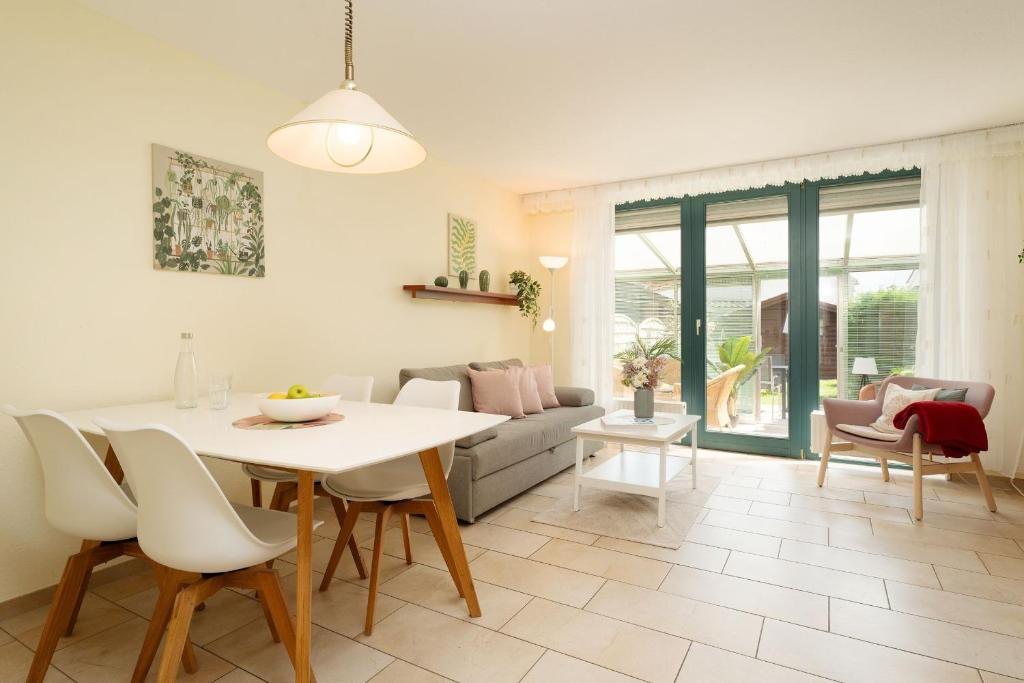 a living room with a white table and chairs at Lange Wiese 16b in Dahme