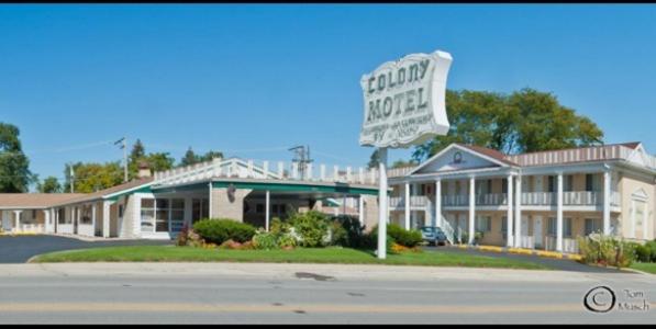 un hotel con un cartel delante en Colony Motel, en Brookfield