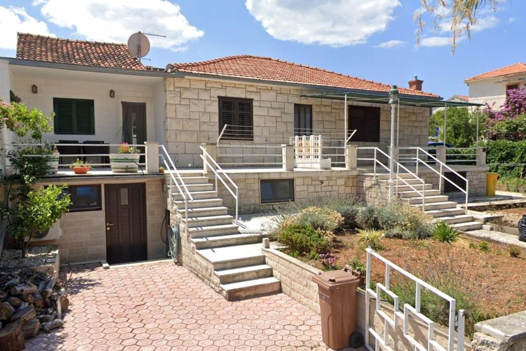 Apartments with parking space Supetar, Brac - 20219