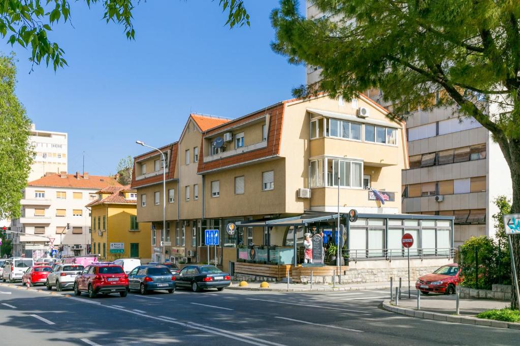 Apartments with parking space Split - 24252