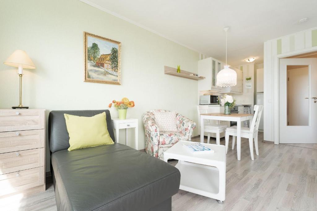 una sala de estar con un sofá y una mesa en Panoramablick, en Plön