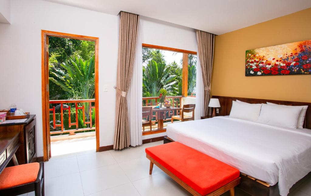 Phòng Deluxe Giường Đôi Nhìn Ra Hồ Bơi
