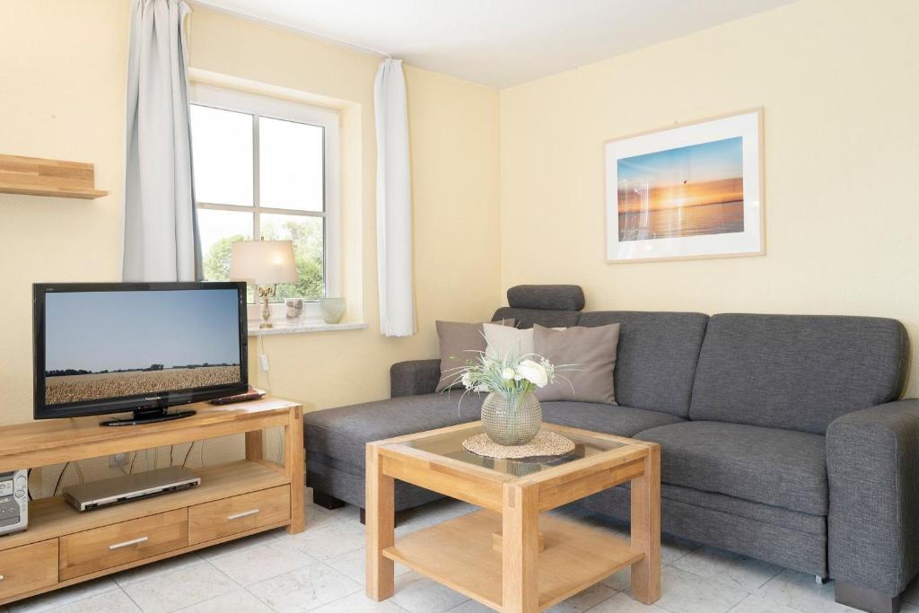TV a/nebo společenská místnost v ubytování Strandallee 92b- Wohnung 18