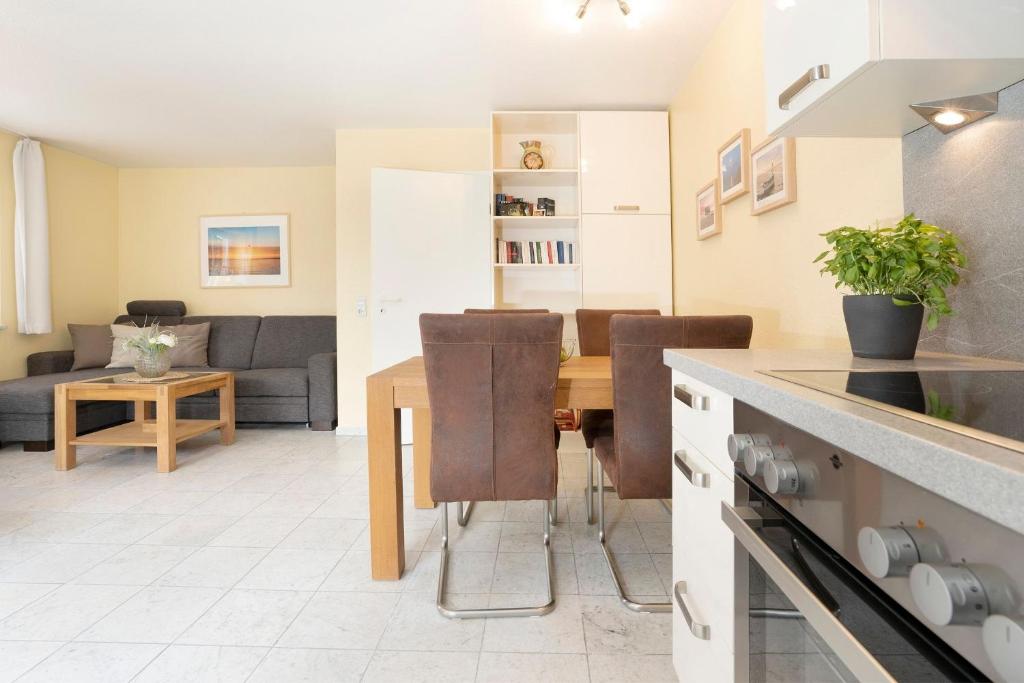 Kuchyň nebo kuchyňský kout v ubytování Strandallee 92b- Wohnung 18