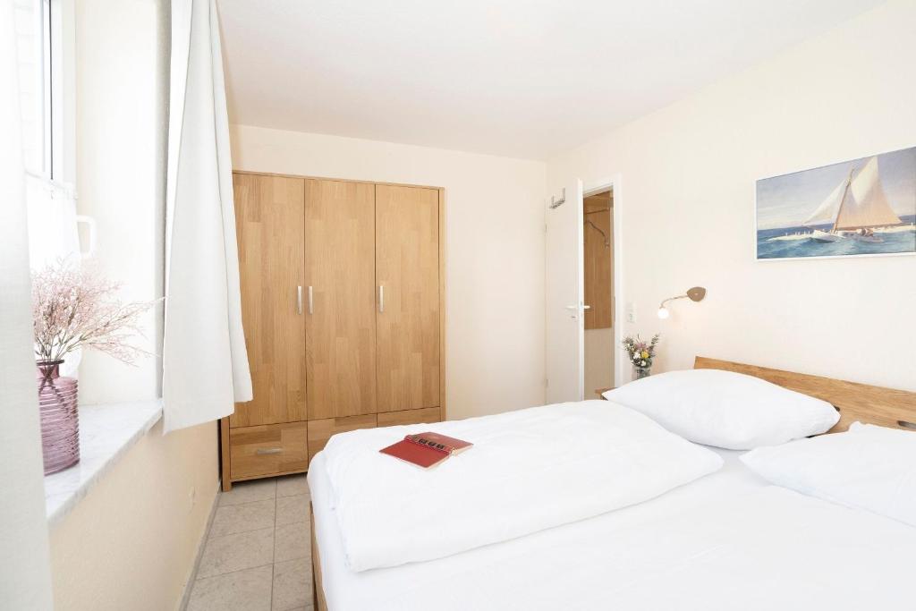 Postel nebo postele na pokoji v ubytování Strandallee 92b- Wohnung 18