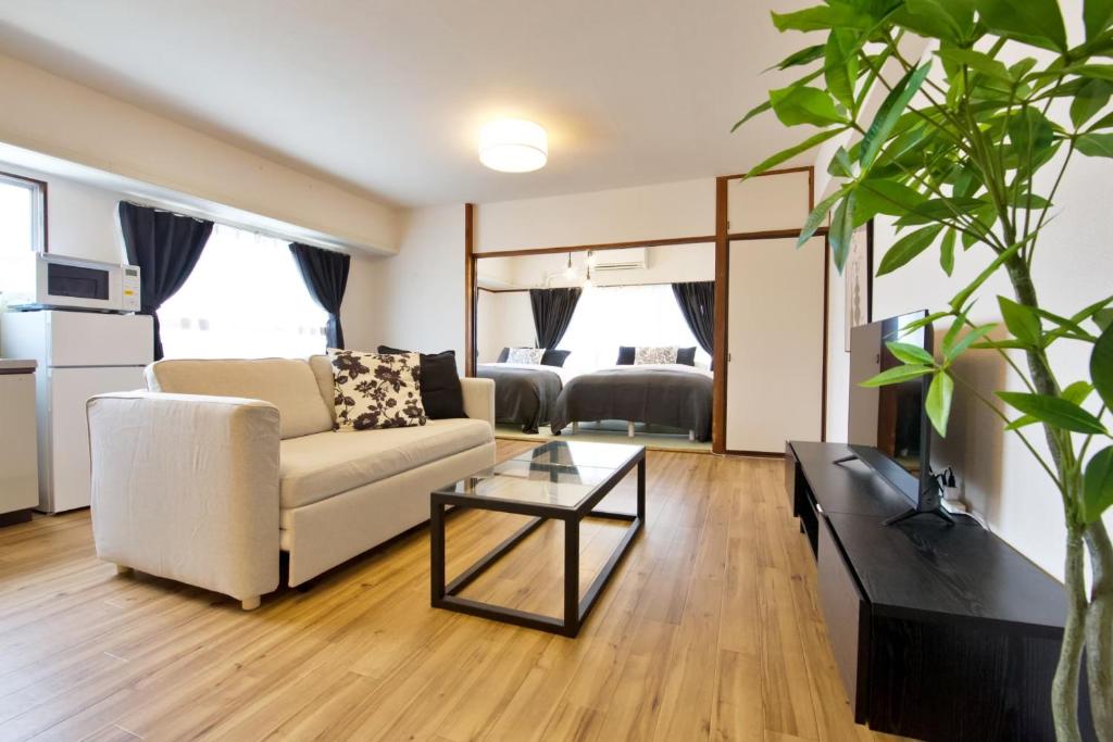 una sala de estar con un sofá y una mesa en 寛永寺坂ハイム 803 東京観光の拠点に最適 鶯谷駅2分, en Tokio