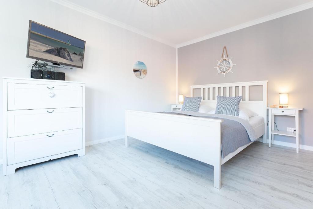 Postel nebo postele na pokoji v ubytování Haus Schwanensee Maritimes Ferienappartement am Plöner See