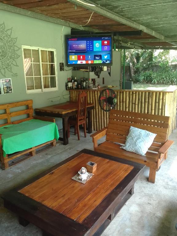 TV a/nebo společenská místnost v ubytování Waterfall Hostel
