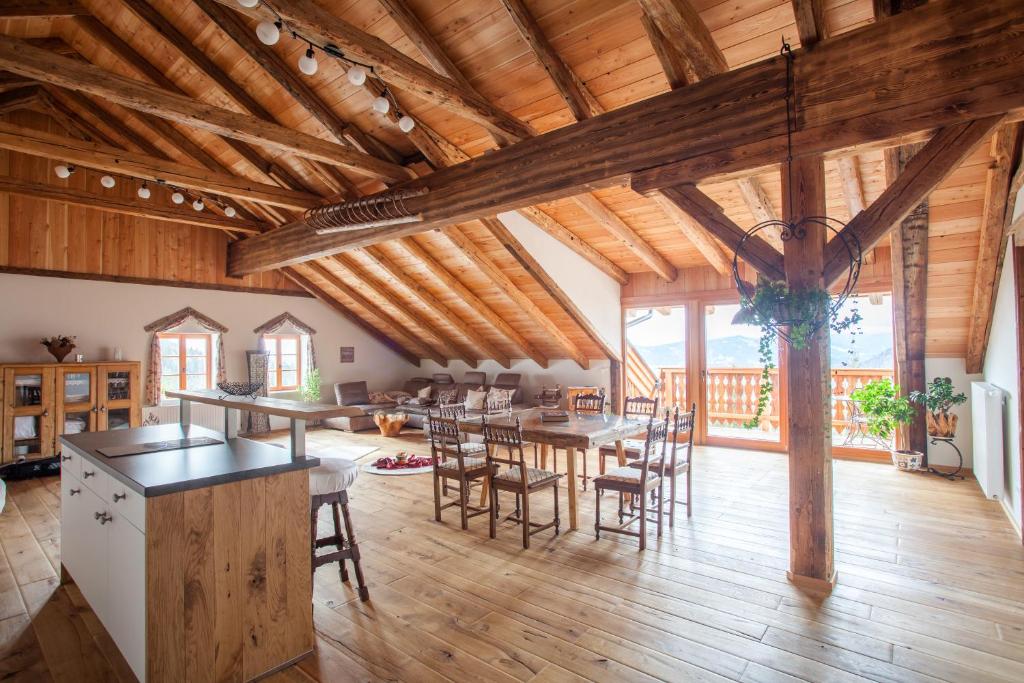 Il dispose d'une cuisine et d'un salon avec des plafonds en bois et une table. dans l'établissement Wohlfühloase Koglerhof, à Friesach