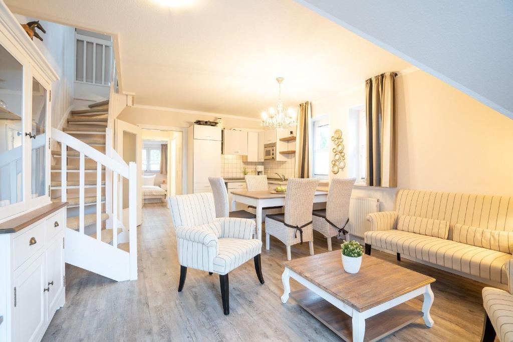 ein Wohnzimmer mit Sofa und Tisch in der Unterkunft Muschelbank in Scharbeutz