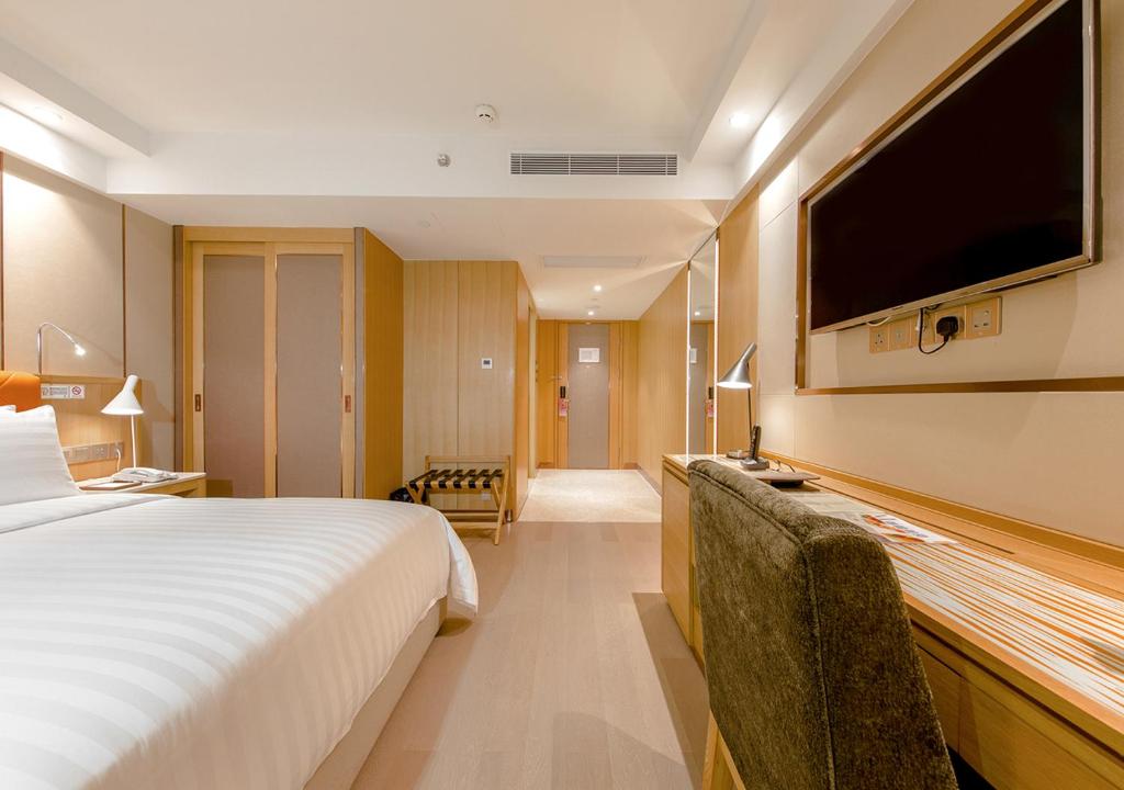 Postel nebo postele na pokoji v ubytování Royal Dragon Hotel