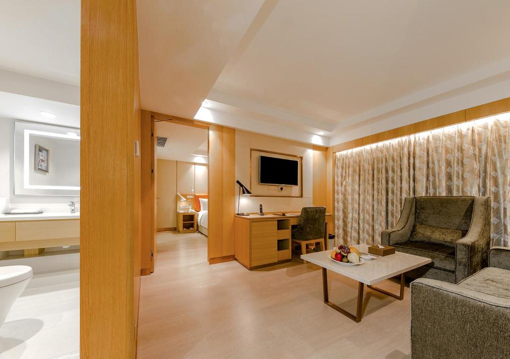 TV a/nebo společenská místnost v ubytování Royal Dragon Hotel