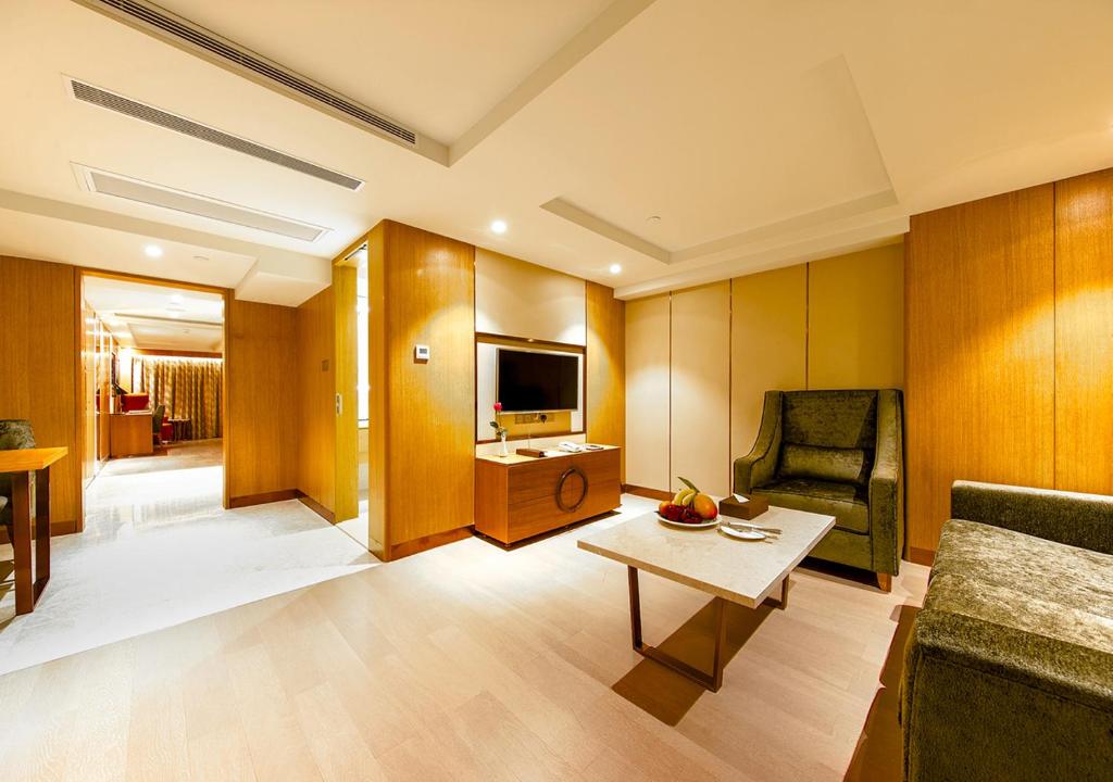 TV a/nebo společenská místnost v ubytování Royal Dragon Hotel