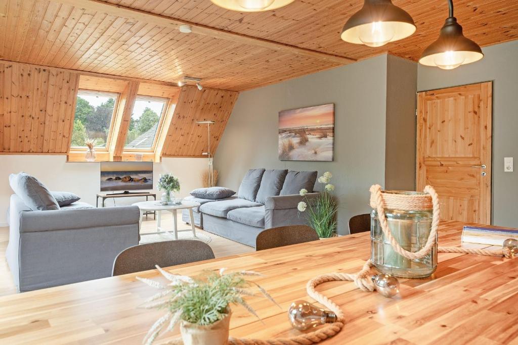 a living room with a table and a couch at Steenkamp 32 Aus-Zeit in Timmendorfer Strand