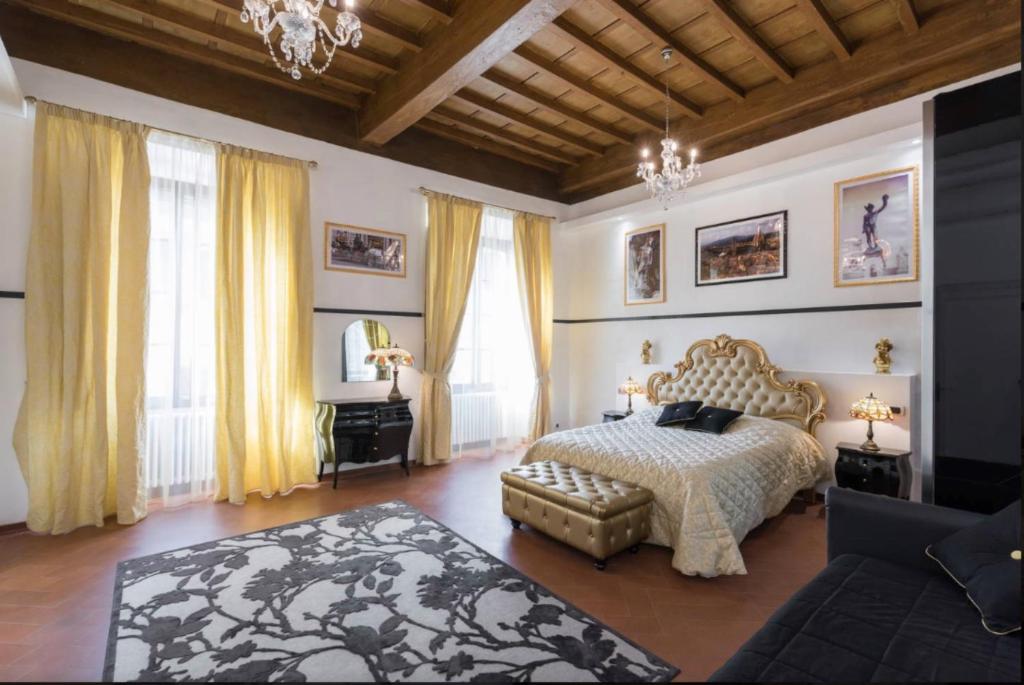 una camera con letto e lampadario a braccio di Firenze Rentals Suite Servi a Firenze