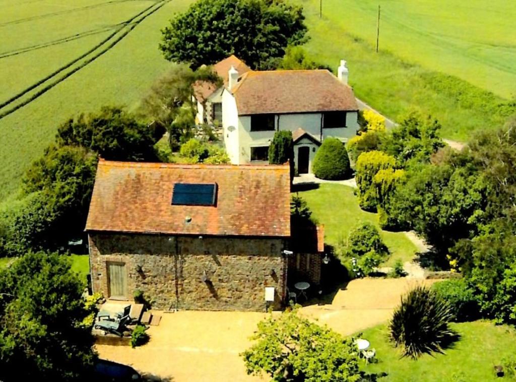 una vista aérea de una casa en una colina en Old Chapel Forge, en Chichester