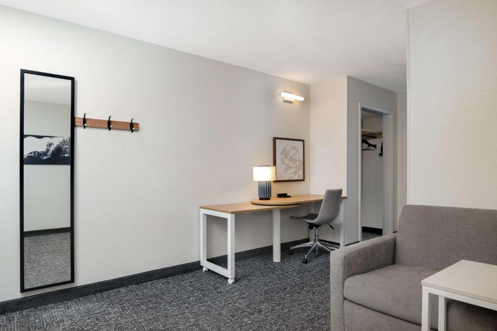 Ein Sitzbereich in der Unterkunft Spark by Hilton Summerville