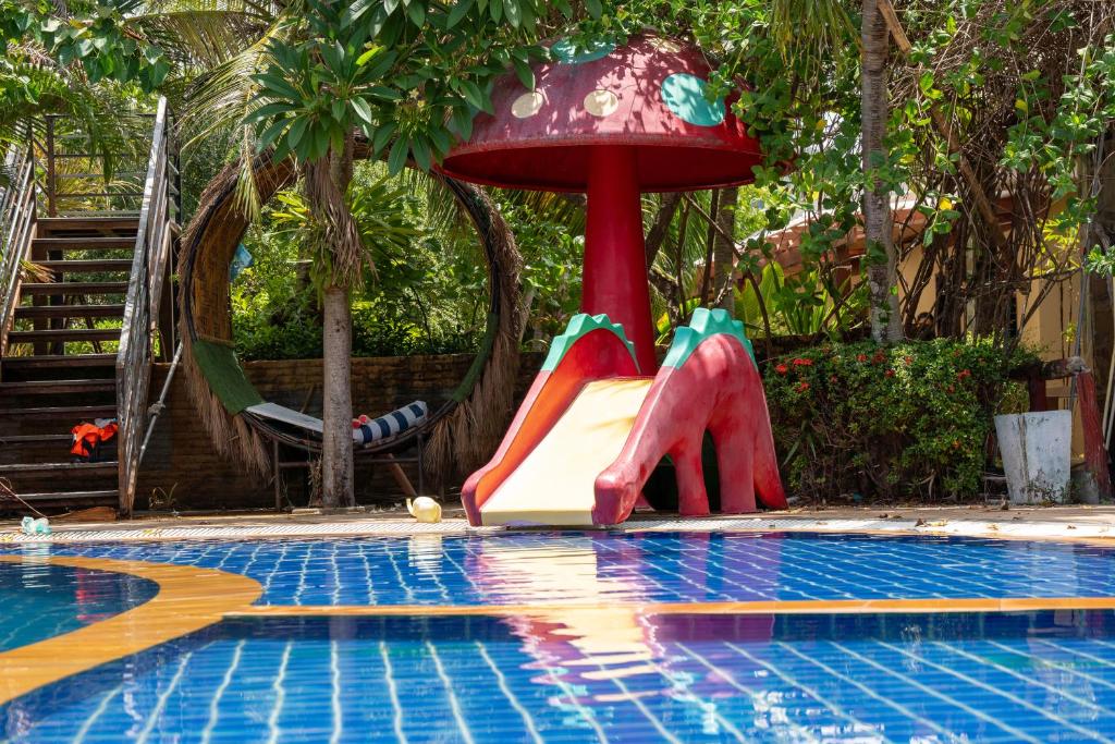 Bazén v ubytování Lanta Riviera Beach Resort nebo v jeho okolí