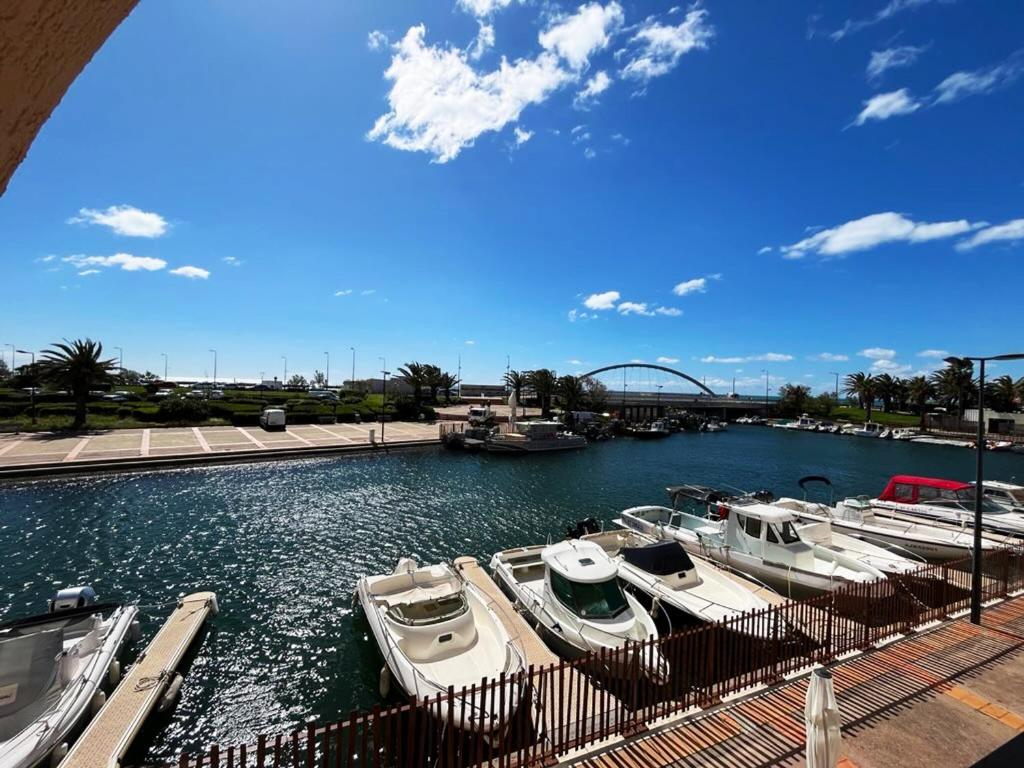 un groupe de bateaux est amarré dans une rivière dans l'établissement Charmant 2P à Sète avec parking privé, vue sur canal - FR-1-338-614, à Sète