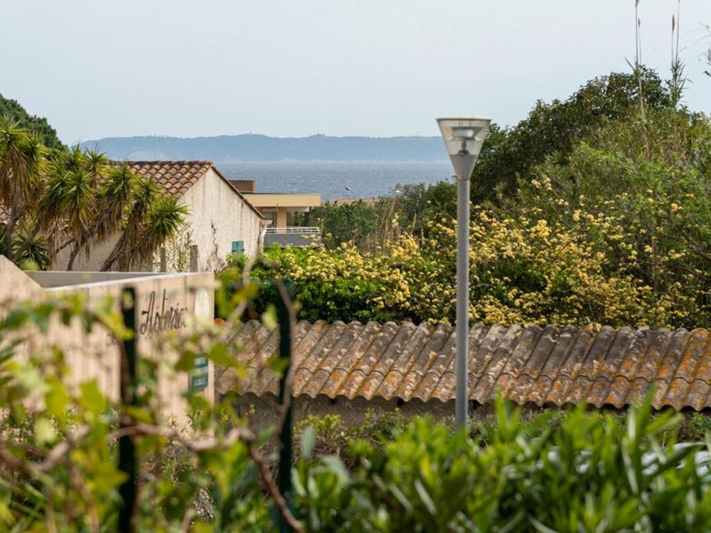 Photo de la galerie de l'établissement T2 Saint Clair 550m Plage, 4 Pers., Parking - FR-1-803-95, au Lavandou
