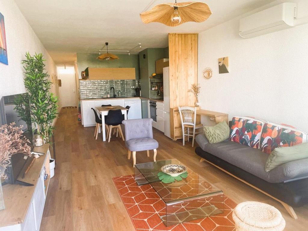 un salon avec un canapé et une table dans l'établissement La Grande Motte: Appart. 4 pers, Clim, Garage, Proche Plage - FR-1-790-34, à La Grande Motte