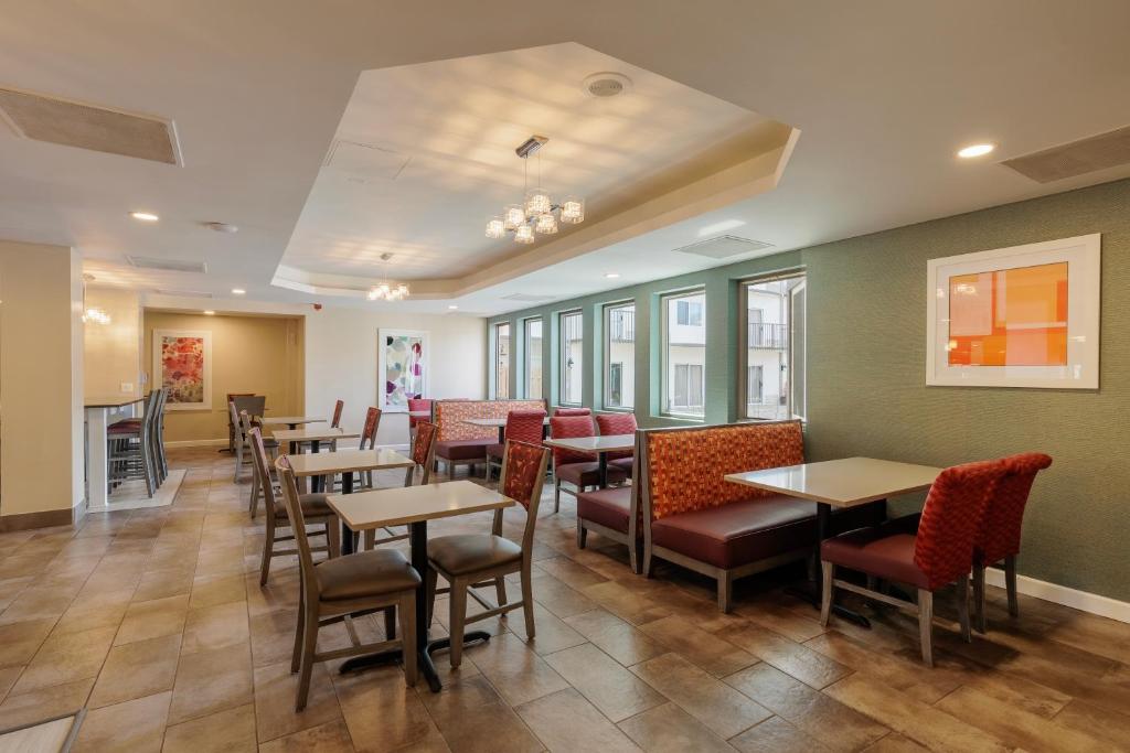 Orangewood Inn & Suites Kansas City Airportにあるシーティングエリア
