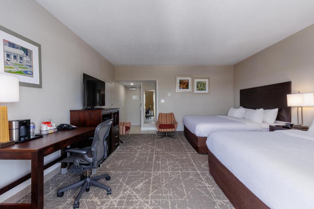 Orangewood Inn & Suites Kansas City Airportにあるテレビまたはエンターテインメントセンター