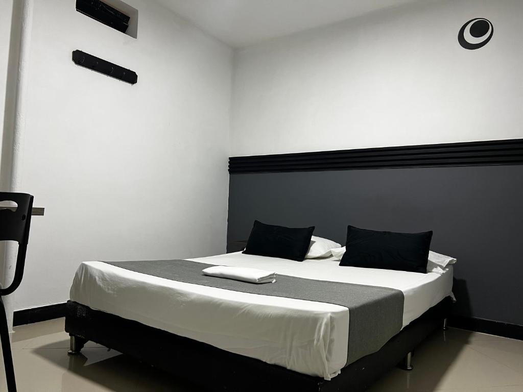 Postel nebo postele na pokoji v ubytování Hotel Laureles Aburrá